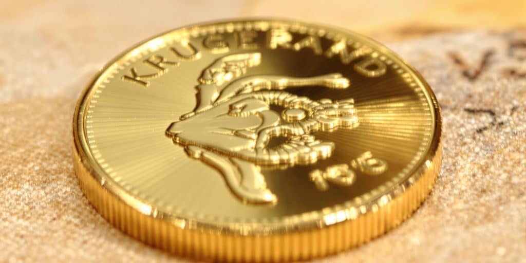 Un Krugerrand doré scintillant sur un fond flou.