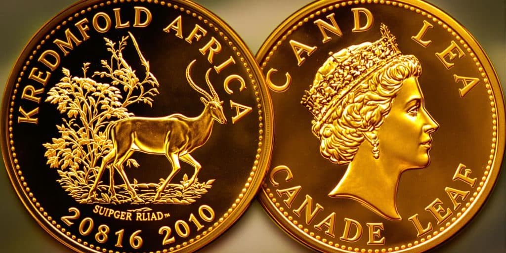 Pièces d'or Krugerrand et Maple Leaf côte à côte.