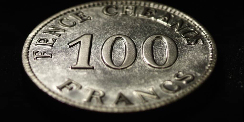 Une pièce de 100 francs en argent, gros plan.