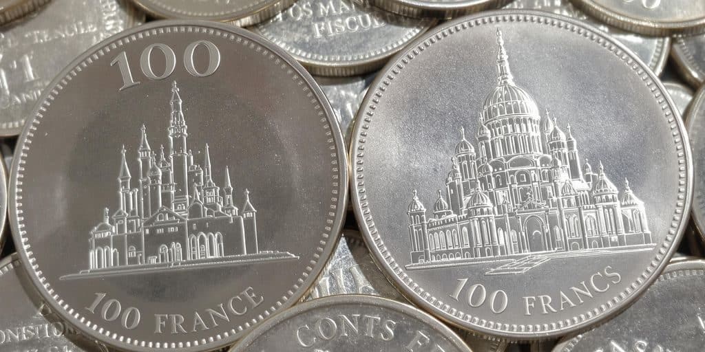 Pièces de 100 francs argent avec divers motifs iconiques.